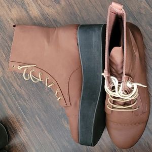 Deena & Ozzy super cute brown platform boots size 10